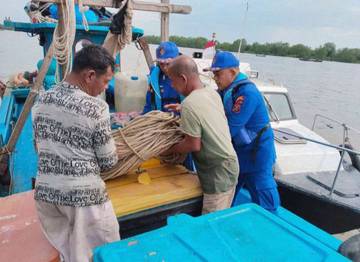 Sat Polairud Polres Tanjunbalai Periksa Kapal Nelayan