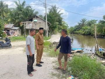 Lurah Bunga Tanjung Tinjau Aliran Sungai Perbatasan