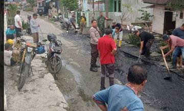 Bhabinkamtibmas Bersama Lurah Gotong Royong Bersihkan Drainase 