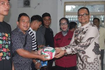 Pemkot Tanjungbalai Salurkan Hibah Peralatan Olahraga