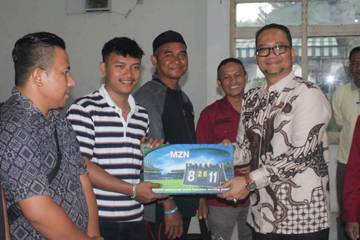 Sejumlah Klub dan Sekolah Terima Hibah Alat Olahraga