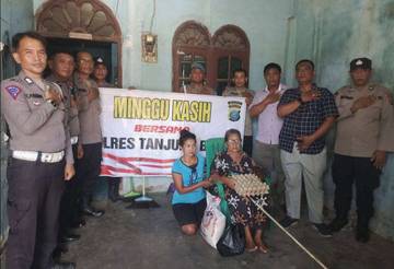 Warga Gang Mahoni Terima Bantuan Sembako