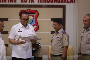 Wakil Walikota Tanjungbalai Terima Sertifikat Aset dari BPN