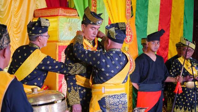 Menko Kumham Imipas Terima Gelar Adat Di Lingga