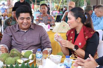 Wamenpar RI Nikmati Gonggong di Gurun Pasir
