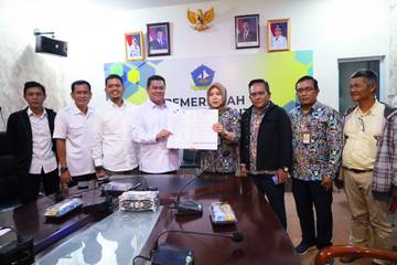 Sekda Bintan Serah Terima Program SANIMAS Tambelan
