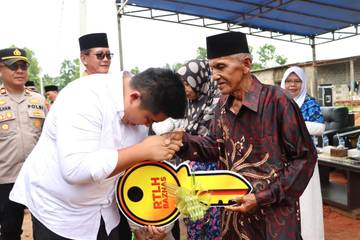 Program Manfaat BAZNAS, Roby Serahkan Sejumlah Bantuan