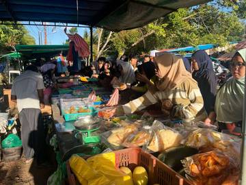Warga Berburu Takjil di Bazar Barek Betawi Kijang