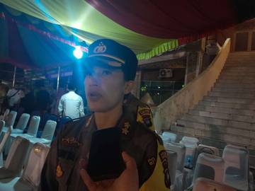 Pengunjung Diminta Untuk Tidak Berenang di Pantai Trikora