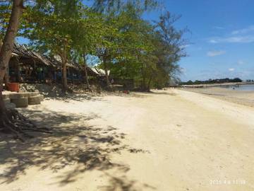 Pemilik Pondok Santai di Pantai Trikora Panen Omzet