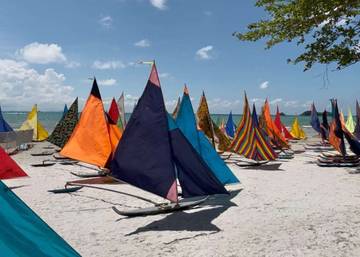 Ratusan Perahu Jong Warnai Pantai Lagoi 