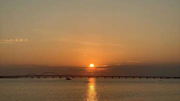 Generasi Muda Menikmati Sunset untuk Melepas Lelah