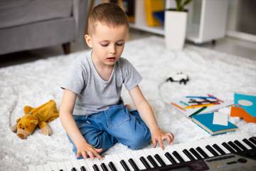 Memainkan Piano Baik Bagi Perkembangan Otak Anak
