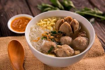 Hujan! Saatnya Nikmati Seporsi Bakso Hangat