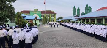 Upacara Bendera MTsN Tanjungpinang Budayakan Disiplin Sejak Dini.