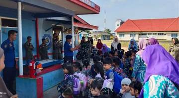 Damkar Singkep Beri Edukasi Anak-anak Tentang Pemadaman Api