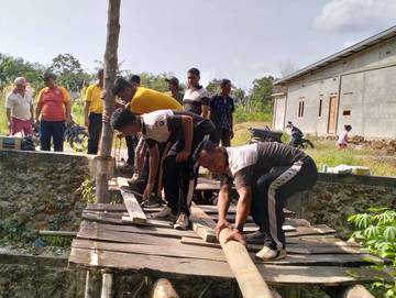 Polisi Goro Perbaiki Jembatan Akses Masjid As-Salam