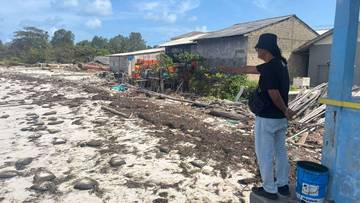 Ribuan Karung Limbah B3 Cemari Pantai Trikora Bintan