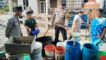 Polsek Bukit Bestari Distribusikan Air Kepada Warga