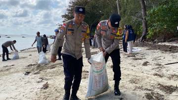 Gotong Royong Polres Bintan Bersihkan Pantai