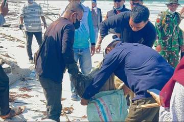 Puluhan Karung Diduga Limbah B3 di Pantai Dungun