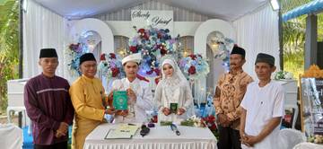KUA Bintan Timur Hadiahkan Mushaf Pengantin