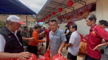 Warga Bahagia Terima Bantuan Sembako Imlek