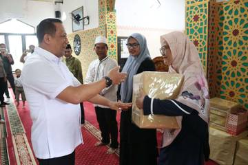 Kapolda Berikan Bantuan Peralatan Shalat untuk Santri Masjid Al-Ma'aruf