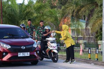 Prajurit dan Persit Yonif 613/RJA Berbagi Takjil ke Masyarakat