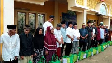 Bagi Sembako, Mengisi Safari Ramadan Gubernur Kaltara di Tana Tidung