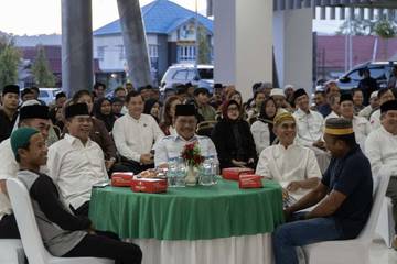 Gubernur Dan Wagub Bagikan 682 Paket Sembako Ke Masyarakat