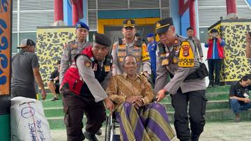 Kapolres Tarakan Bantu Pemudik di Pelabuhan Tengkayu I 