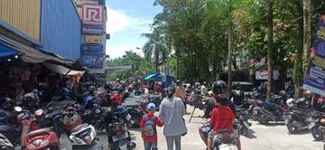Gusher Tarakan Padat Masyarakat Berbelanja Kebutuhan Lebaran