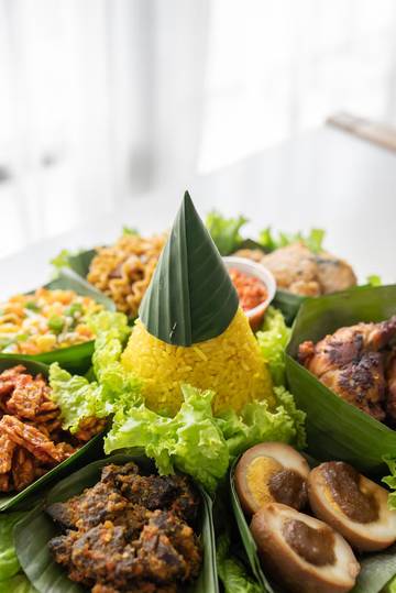 Nasi Kuning, Sajian Legendaris Penuh Simbol dan Harapan