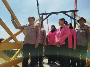 Tidak Berenang Lagi, Kapolda Bangun Jembatan di Pedalaman 