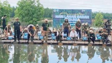 Ikut Tanam Mangrove, Menhut Apresiasi Kerjasama Pokmas