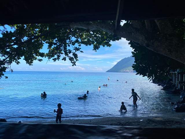 Ramai Wisatawan Nikmati Pantai Jikomalamo di Hari Kemerdekaan