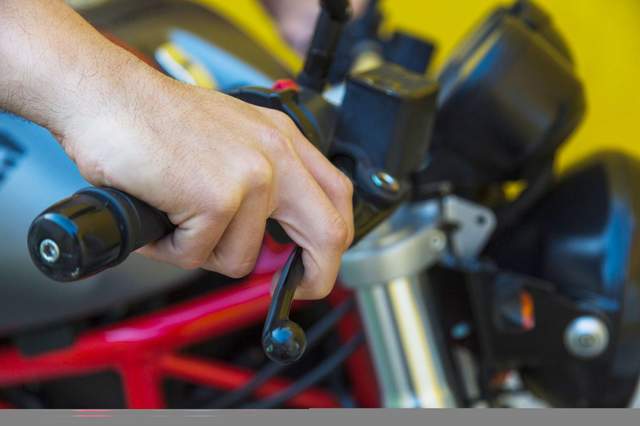 Kenali Kapan Minyak Rem Pada Motor Harus Diganti