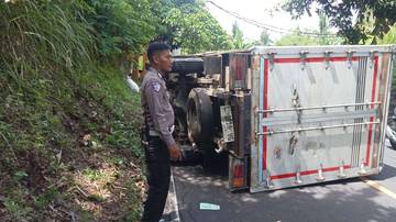 Rem Blong, Mobil Bermuatan 3 Ton Sembako Terbalik di Ternate