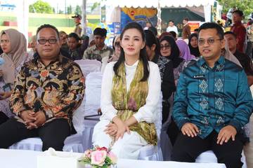 Bangganya Pelaku UMKM Produknya Dikenakan Gubernur Sherly Laos
