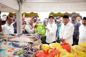 Gelar Pasar Murah di Halteng, Warga: Terima Kasih Ibu Gubernur 