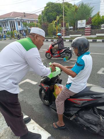 LDII Malut Tebar Kebaikan Berbagi Takjil ke Masyakarat
