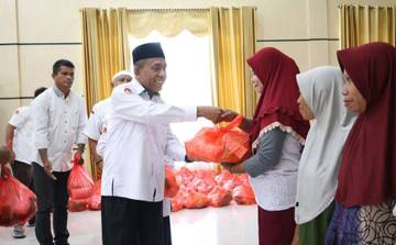 Kanwil Kemenag Malut Berbagi Sembako di Festival Ramadan