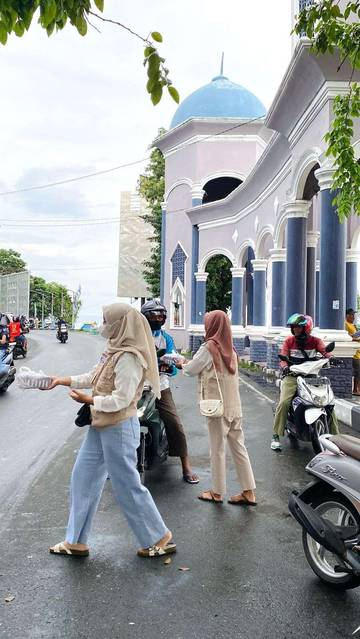 PIK Remaja Redusa Berbagi Takjil di Kawasan Landmark Ternate