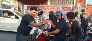 Pemuda Bastiong Bongkar Berbagi Takjil kepada Masyarakat