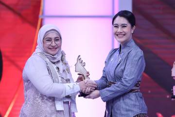 Lestarikan Seni Budaya, Anita Gathmir Raih Penghargaan Puspa Pesona