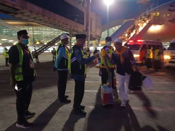 Wagub Jemput Jemaah Malut Kloter 17 di Pesawat