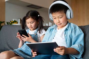 Dampak Negatif Screen Time Berlebihan Pada Anak