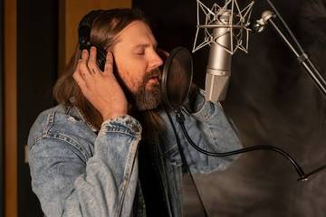 Ini Perbedaan Voice Over dan Voice Actor