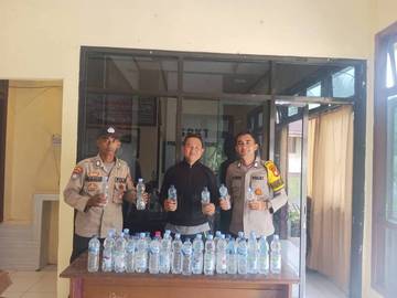 Polsek Bacan Amankan Puluhan Miras di Desa Babang